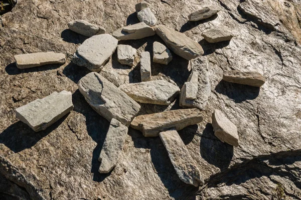 Sol feito de pedras na rocha — Fotografia de Stock
