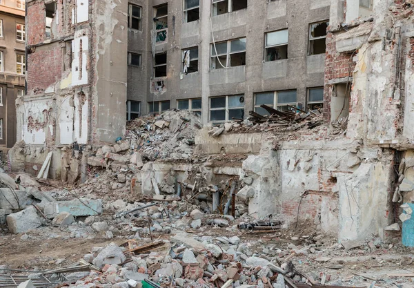 deprem sonrası eski bina yıkım 