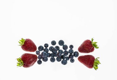 Beyaz arka plan üzerinde izole bir yaban mersini ve çilek