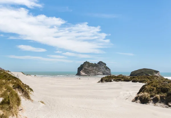 Písečné duny v Wharariki beach, Nový Zéland — Stock fotografie