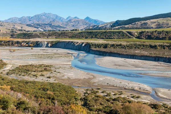 Meandrující řeka v údolí Awatere na Novém Zélandu — Stock fotografie