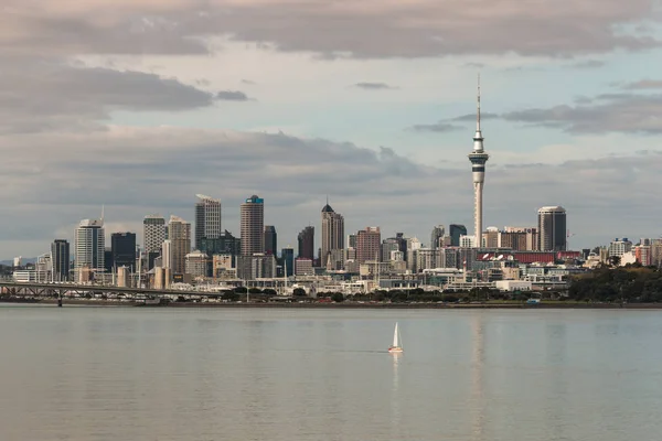 Panorama Auckland Harbour Bridge a vyhlídková věž Sky Tower — Stock fotografie