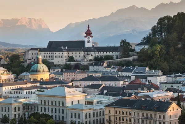 Salzburg manzarası ile Nonnberg Manastırı manastırın gün batımında