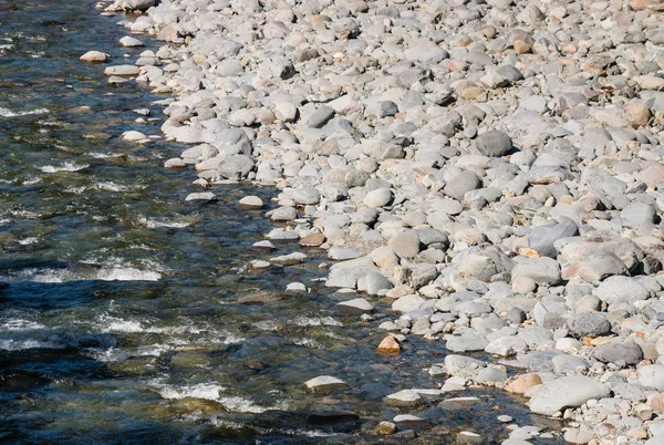 gri çakıl ve kayalar nehir yatağı 