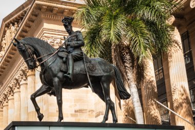 bronz heykeli Kral v. George önünde Brisbane Belediye Binası, Queensland, Avustralya