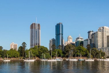Brisbane waterfront şehrin botanik bahçeleri ve gökdelenler ile