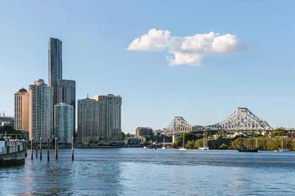 Brisbane řeka s mostem příběh a mrakodrapy — Stock fotografie