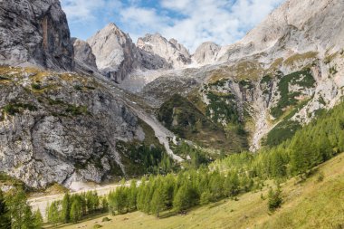 Granit doruklarına Val Ombretta Dolomites içinde yukarıda