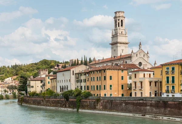 Adige Nehri Verona Katedrali ve tarihi evleri ile