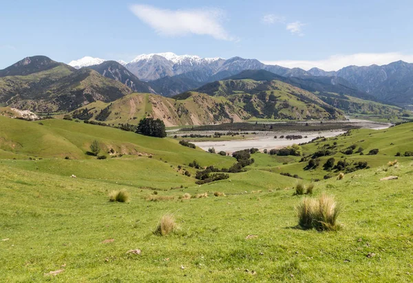 Clarence údolí řeky směrem do moře Kaikoura horami v pozadí — Stock fotografie