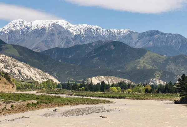 Hotel u krále s rozsah směrem k moři ve městě Kaikoura, Nový Zéland — Stock fotografie