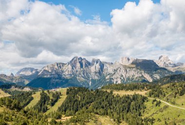 Panoramik dağ aralıkları Dolomites, İtalya