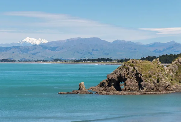 Skalní útvar na pláži v bílé Bay, Nový Zéland — Stock fotografie
