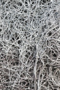 siyah arka plan üzerine dolaşık eski metal teller detay