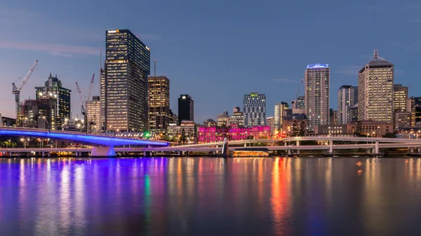 Brisbane Cbd Drapaczami Chmur Odzwierciedlając Brisbane River Nocy Polska — Zdjęcie stockowe
