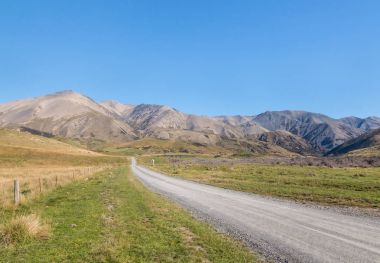 ülke yol boyunca Güney Alpler'in Molesworth istasyonu, South Island, Yeni Zelanda çevresinde çorak tepelerde