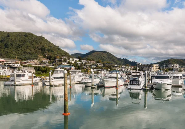 Picton marina, South Island, Yeni Zelanda demirleyen tekneleri
