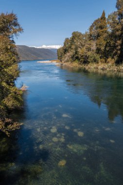 Gowan Nehri, Yeni Zelanda 'daki Nelson Lakes Ulusal Parkı' nda Rotoroa Gölü 'nden akıyor.