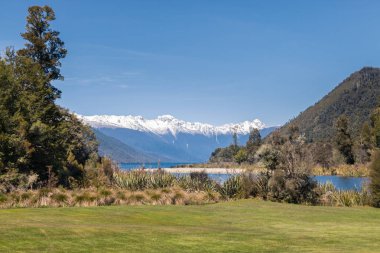Nelson Lakes Ulusal Parkı 'nda karla kaplı Rotoroa Gölü, Güney Alpleri, Yeni Zelanda
