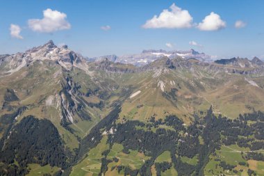 İsviçre 'deki Glarus Alplerindeki dağ sıraları mavi gökyüzü ve kopyalama alanı