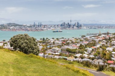 Auckland silueti ve Cbd ile Devonport banliyösü, Yeni Zelanda