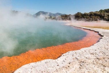 Rotorua, Yeni Zelanda yakınlarındaki Waiotapu termal bölgesinde parlak turuncu renkli şampanya havuzu