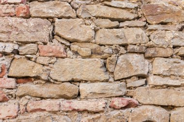 Kopya alanı olan eski parçalanmış tuğla duvar arkaplanının yakın plan görüntüsü
