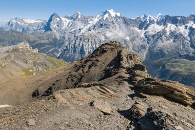 Bernese Alplerinde Eiger, Monch ve Jungfrau tepeleriyle yürüyüş pisti, İsviçre