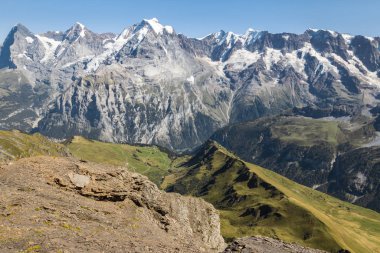 İsviçre 'deki Lauterbrunnen Vadisi' nin yukarısındaki Bernese Alpleri 'nin hava manzarası.