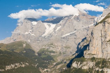 Eiger buzulu ve kümülüs bulutlu Bernese Alpleri manzarası, İsviçre