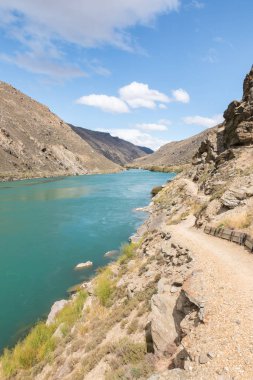 Roxburgh Vadisi 'ndeki Clutha Nehri boyunca bisiklet izleri, Orta Otago, Yeni Zelanda