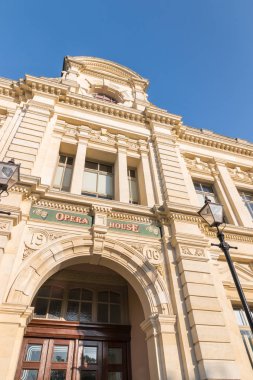 Oamaru Opera Binası mavi gökyüzü ve kopyalama alanı, Yeni Zelanda