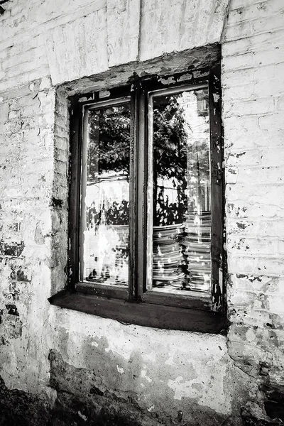 Raam van het oude huis — Stockfoto