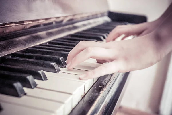 Clavier d'un piano ancien — Photo