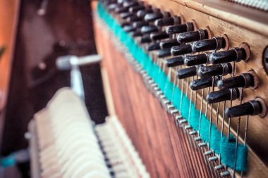 bir piyano içine bir bakış