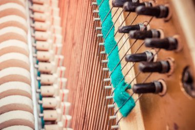 bir piyano içine bir bakış