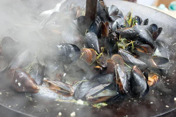Midye hazırlanması. Bir tavada midye. Sokak gıda.