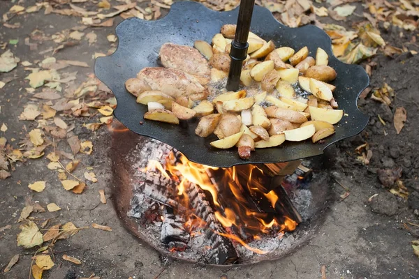 Faire frire les pommes de terre dans la rue — Photo