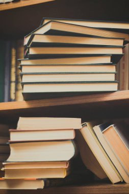 Eski ve kullanılmış kitaplar ya da yukarıdan görünen ders kitapları. Kitaplar ve okumalar kişisel gelişim için, kariyerlerimizde, iş hayatımızda ve özel hayatımızda bilgi ve başarı kazanmak için gereklidir. 