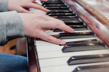 Eller müzisyen bir piyano klavye