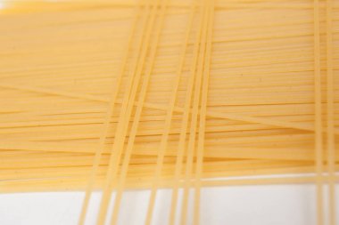 Sarı uzun spagetti. İnce makarna satırları düzenlenmiştir. Sarı İtalyan makarna. Uzun spagetti. Pişmemiş spagetti duvar kağıdı. İnce spagetti. Gıda arka plan kavramı. 