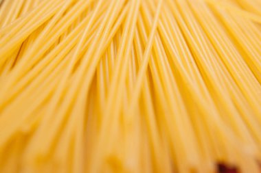Sarı uzun spagetti. İnce makarna satırları düzenlenmiştir. Sarı İtalyan makarna. Uzun spagetti. Pişmemiş spagetti duvar kağıdı. İnce spagetti. Gıda arka plan kavramı. 