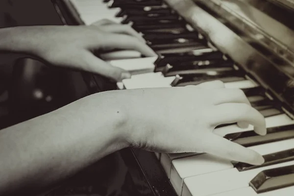 Mains Musicien Sur Clavier Piano — Photo