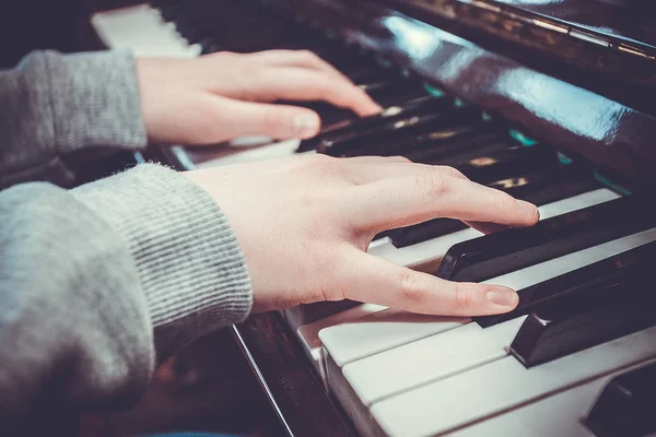 Mains Musicien Sur Clavier Piano — Photo