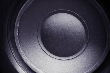 Hi-Fi ses hoparlör closeup kutusunda. Kırmızı speakerbox ve siyah ipek hifi tweeter difüzör ile. Müzisyen için profesyonel ses monitör hoparlör. DJ için yüksek kaliteli müzik hoparlörler izler. Müzik dinlemek