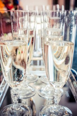 Parti ve tatil kutlama kavramı. Birçok bardak şampanya Restoran tablo. Tonlu görüntü. Ön taraftan yakın