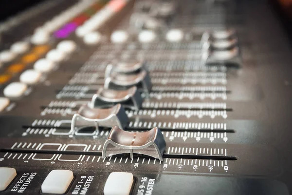 レコーディング スタジオでサウンド ミキサー コントロール — ストック写真