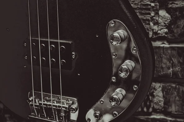 Staré Basová Kytara Cihlovou Zeď Pozadí — Stock fotografie