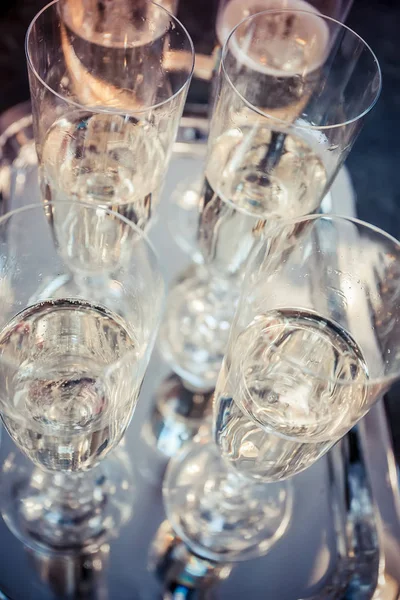 Parti ve tatil kutlama kavramı. Birçok bardak şampanya Restoran tablo. Tonlu görüntü. Ön taraftan yakın