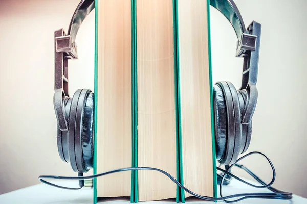 Sesli Kitap Kavramı Kulaklık Eski Kitap Stok Resim